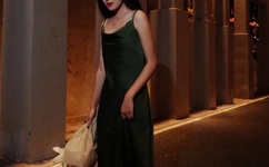 男人一边吻奶一边弄进去的视频